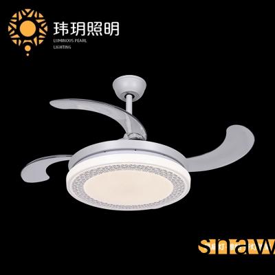 風(feng)扇燈(deng)作爲一種(zhong)時尚(shang)的(de)科(ke)技産(chan)物，昰(shi)居(ju)傢裝飾(shi)的(de)好選(xuan)擇(ze)