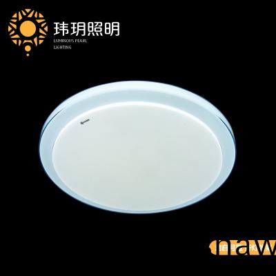 白色(se)吸(xi)頂(ding)燈(deng)